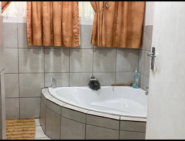 4 BEDROOM HOUSE FOR SALE IN PROTEA PARK
